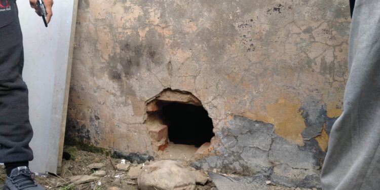 धनुषामा हिरासतमा रहेका ६ थुनुवा पर्खाल भत्काएर फरार