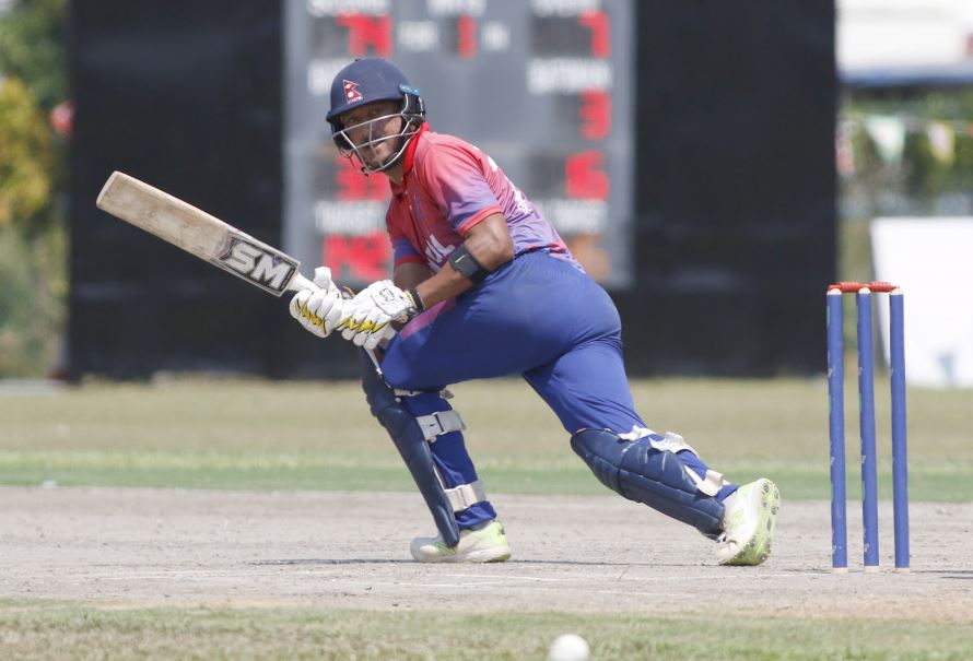 टस जितेर यूएइ बिरुद्द ब्याटिङ्ग गर्दै नेपाल, नेपालले गुमायो तीन विकेट