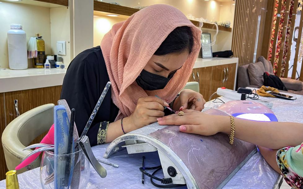 महिलालाई विश्वविद्यालय प्रवेशमा रोक लगाएको तालिवानले अफगानिस्तानका हजारौं सैलुन बन्द गरायो