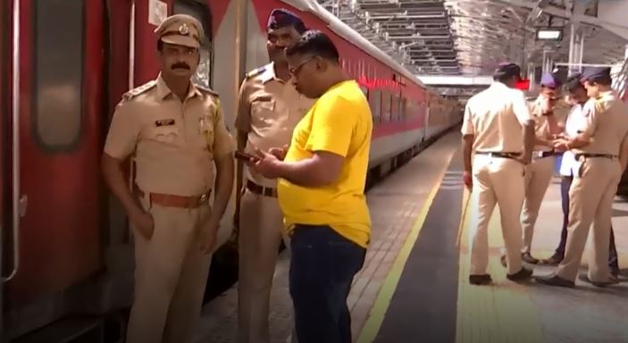 भारतको महाराष्ट्रमा चलिरहेको रेलमा गोली प्रहार, प्रहरीसहित ४ जनाको मृत्यु
