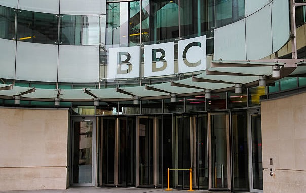किशोरीलाई अश्लील फोटो खिचाएको आरोपमा बीबीसीका एक कर्मचारी निलम्बित