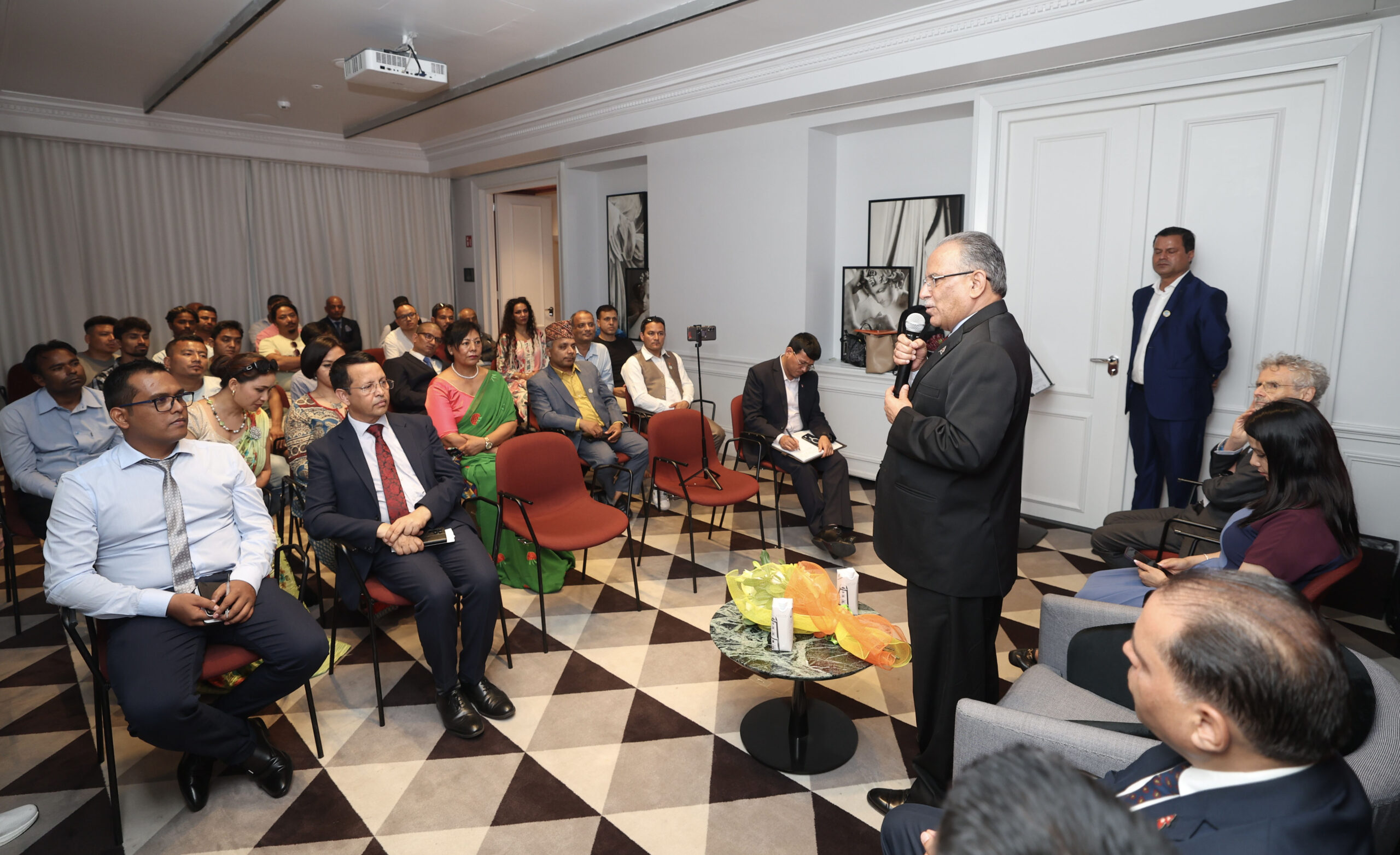 इटालीमा प्रधानमन्त्री प्रचण्डको प्रतिबद्धता – एनआरएनका समस्या समाधानमा सरकारले सहयोग गर्छ