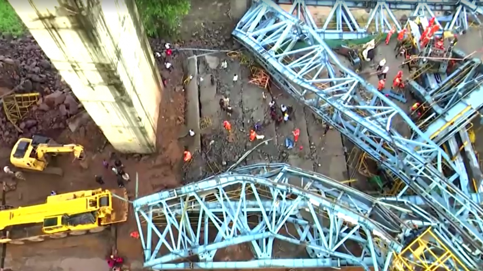 भारतको महाराष्ट्रमा सडक निर्माणस्थलमा क्रेन खस्दा १७ जनाको मृत्यु
