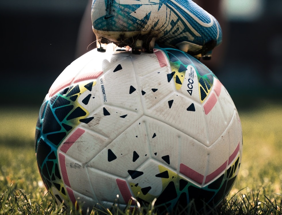 गण्डकीका विद्यार्थीलाई फुटबल प्रशिक्षण गर्दै जापानी प्रशिक्षक