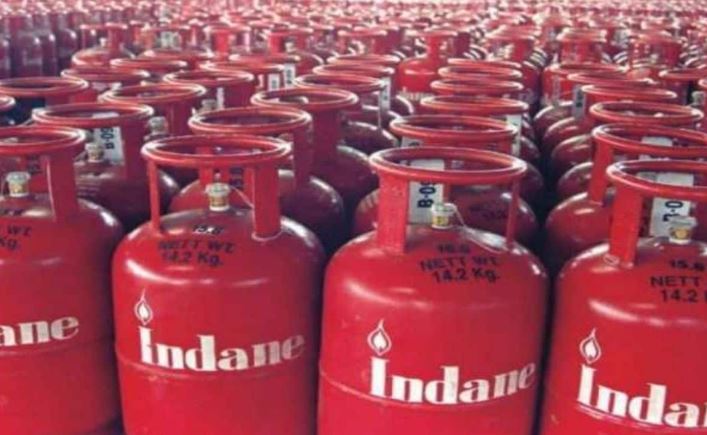 भारतमा खाना पकाउने ग्यासको मूल्य २०० रूपैयाँ घट्यो