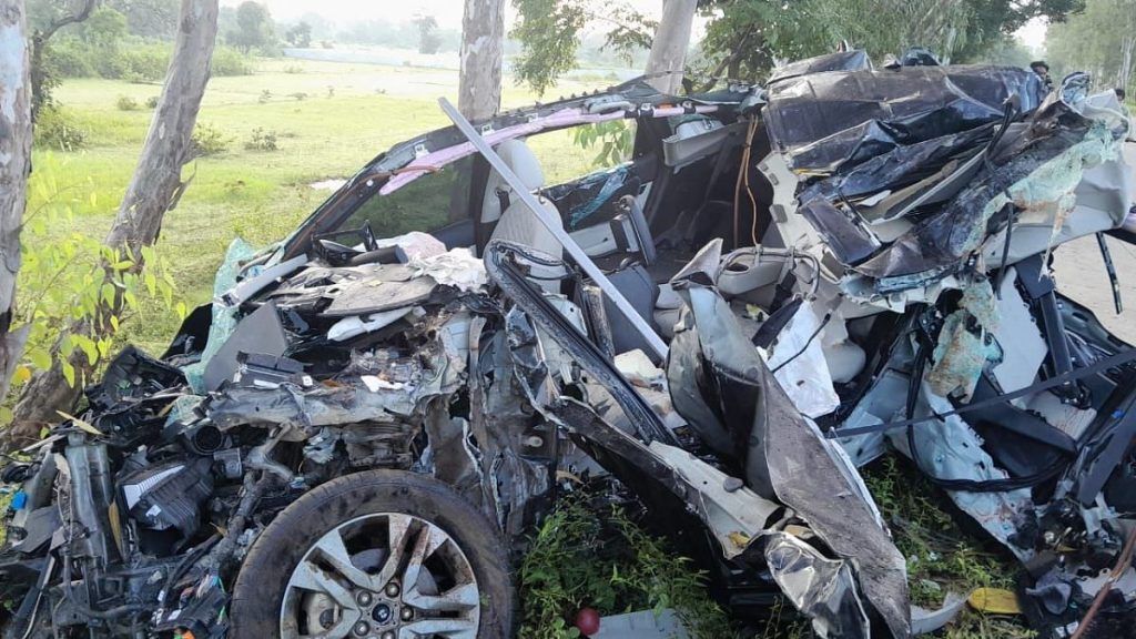 भारतमा गुडिरहेको कार रूखमा ठोक्किँदा ५ जनाको मृत्यु