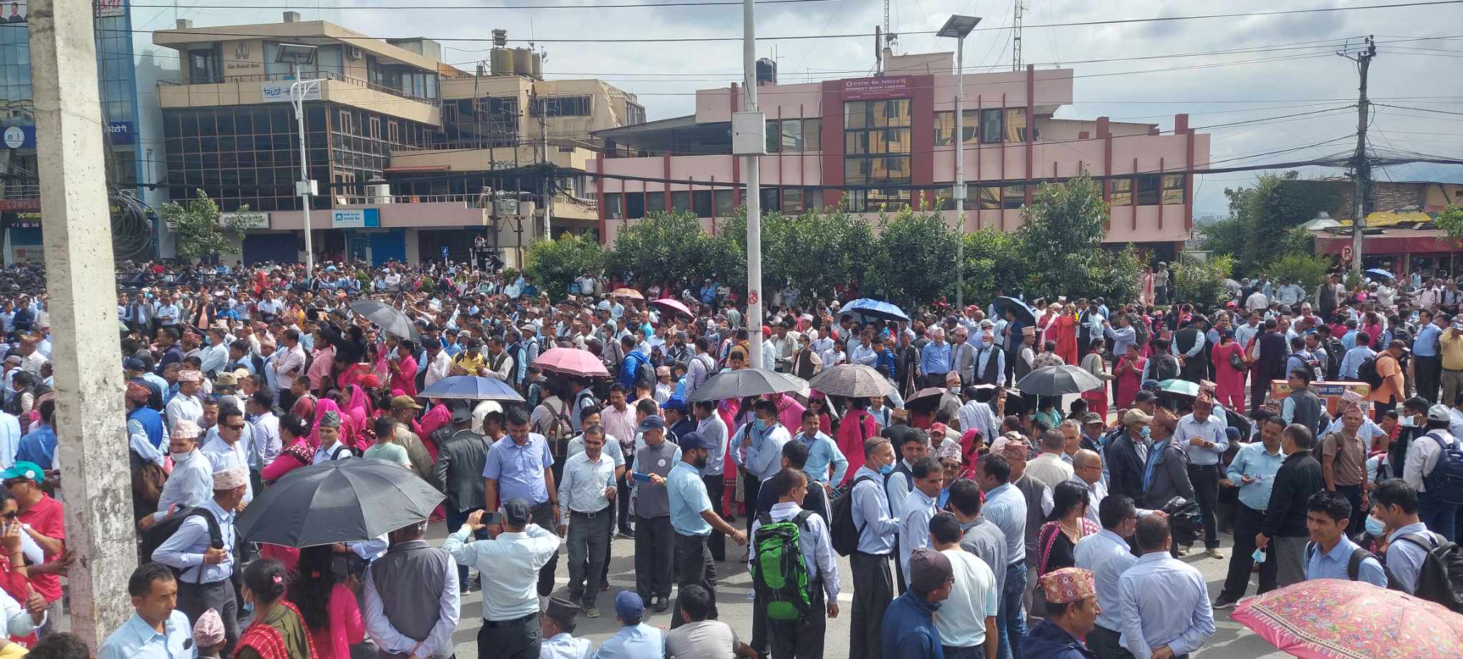 देशभरका विद्यालय बन्द गरेर काठमाडौंमा शिक्षकहरूको प्रदर्शन