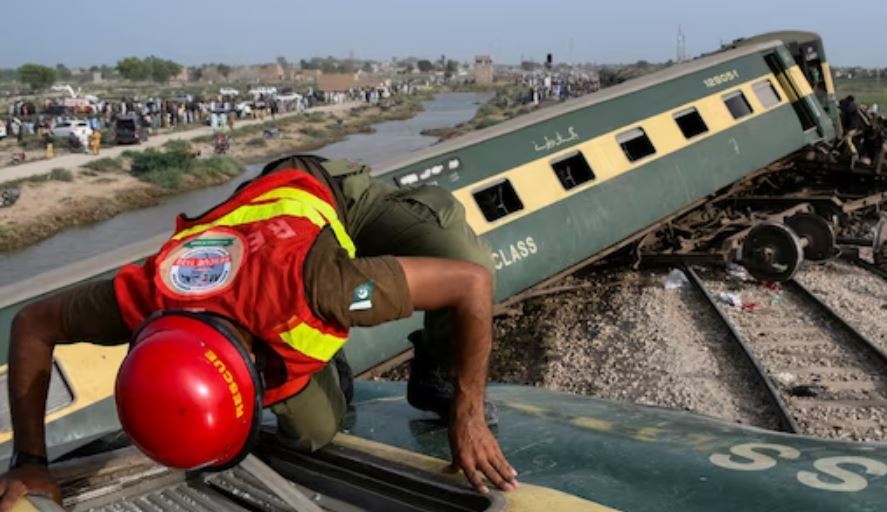 पाकिस्तानको पञ्जाबमा यात्रुबाहक र मालबाहक रेल एक आपसमा ठोक्किए, २९ जना घाइते
