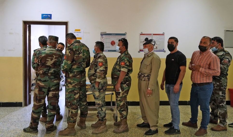 इराकी सुरक्षाकर्मीद्वारा १० वर्षपछि मतदान