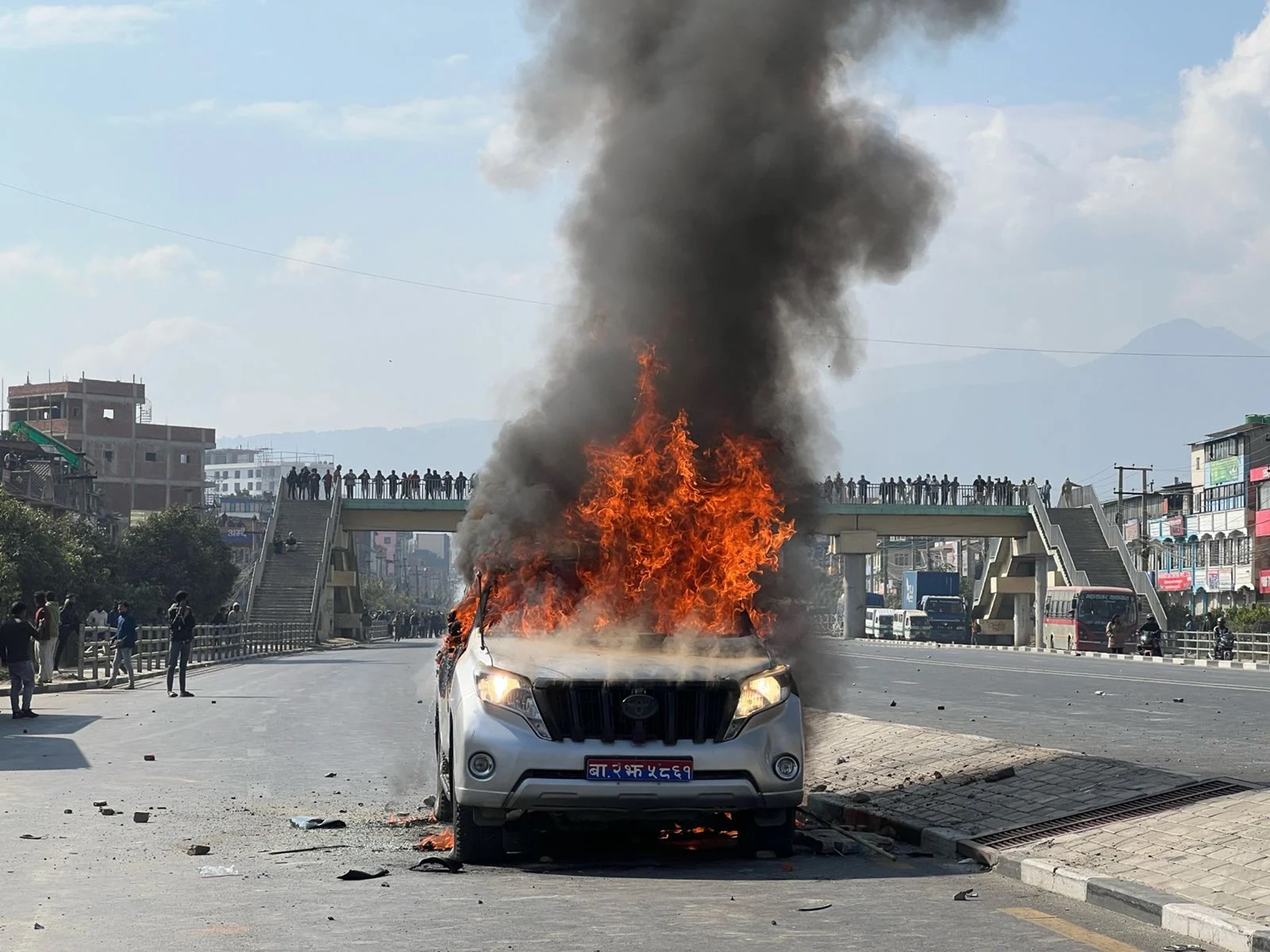 बालकुमारीमा प्रदर्शन गर्दै आन्दोलनकारीले जलाए मन्त्रीको गाडी, २ जनाको मृत्यु