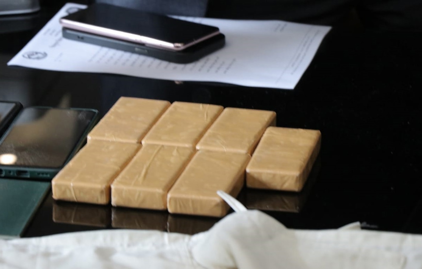 त्रिभुवन विमानस्थल र नागढुङ्गाबाट १६ किलो सुन बरामद, ५ जना पक्राउ