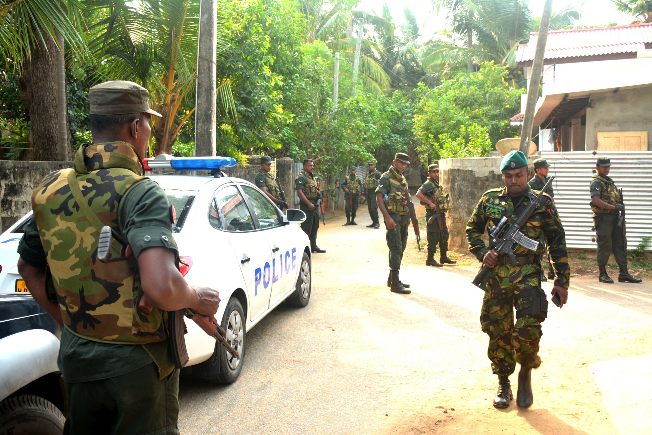श्रीलङ्कामा लागुऔषध र धारिलो हतियारसहित ४२ जना पक्राउ