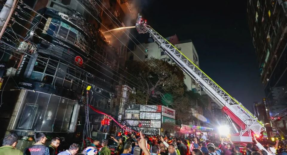 बङ्गलादेशको ढाकामा आगलागी हुँदा कम्तीमा ४३ जनाको मृत्यु