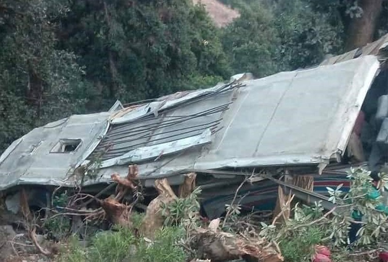 बागलुङको निसीखोलामा बस दुर्घटना, ८ जनाको मृत्यु