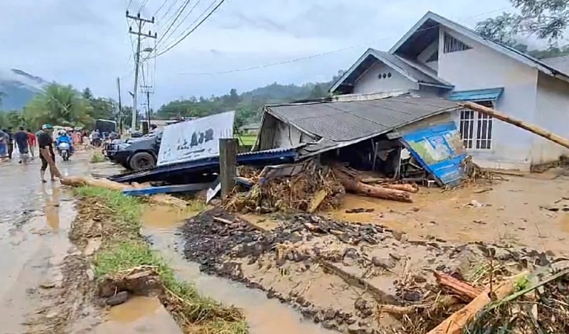 इन्डोनेसियामा बाढीः मृत्यु हुनेकोे संख्या २६ पुग्यो