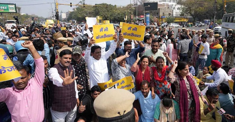 नयाँदिल्लीका मुख्यमन्त्री केजरीवाल पक्राउको विरोधमा प्रदर्शन