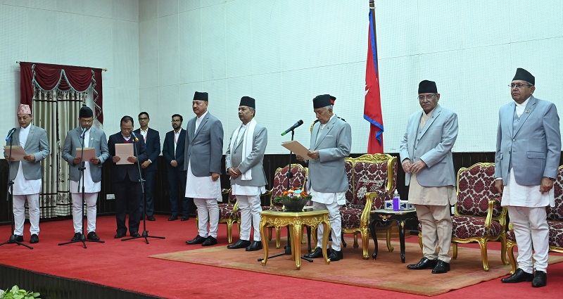 प्रचण्ड नेतृत्वको सरकार पुनर्गठन, गिरी, तामाङ र अर्यालले लिए शपथ