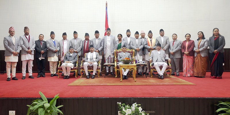 नवनियुक्त मन्त्रीहरूले लिए शपथ, गृहमा रवि लामिछाने