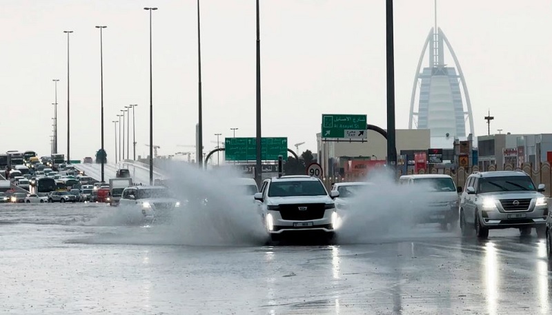 भारी वर्षा र बाढीको चपेटामा दुबई