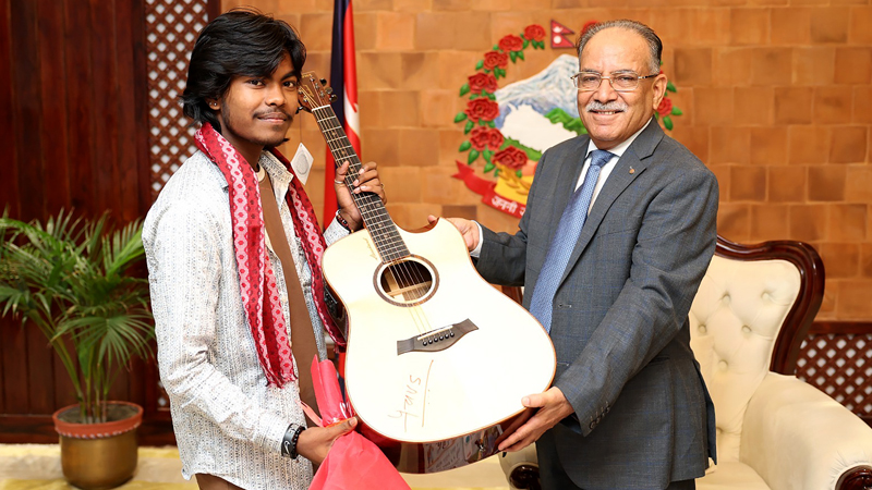 प्रधानमन्त्री प्रचण्डले दिए नेपाल आइडलका विजेता परियारलाई गितार उपहार