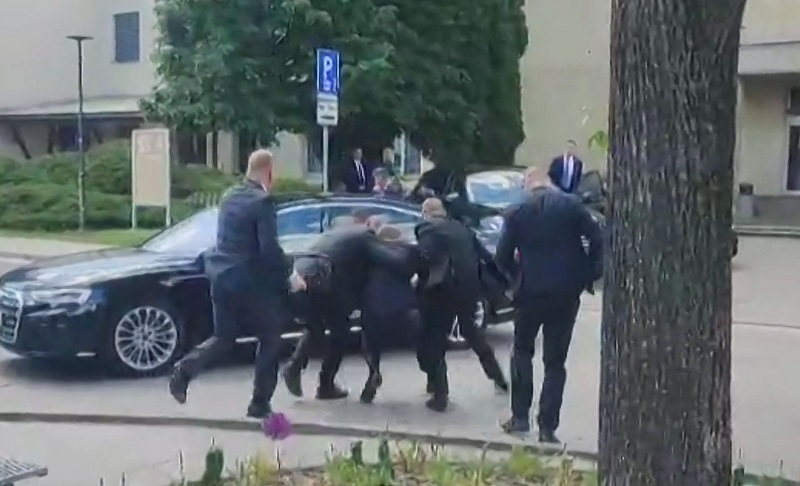 गोली लागेको २ महिनापछि काममा फर्किए स्लोभाकियाका प्रधानमन्त्री फिको