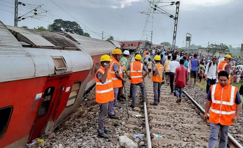 भारतको झारखण्डमा मेल एक्सप्रेसको रेल दुर्घटना