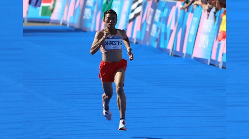 नेपालकी धाविका सन्तोषीद्वारा कठिन मानिने पेरिस ओलम्पिकको म्याराथन पूरा