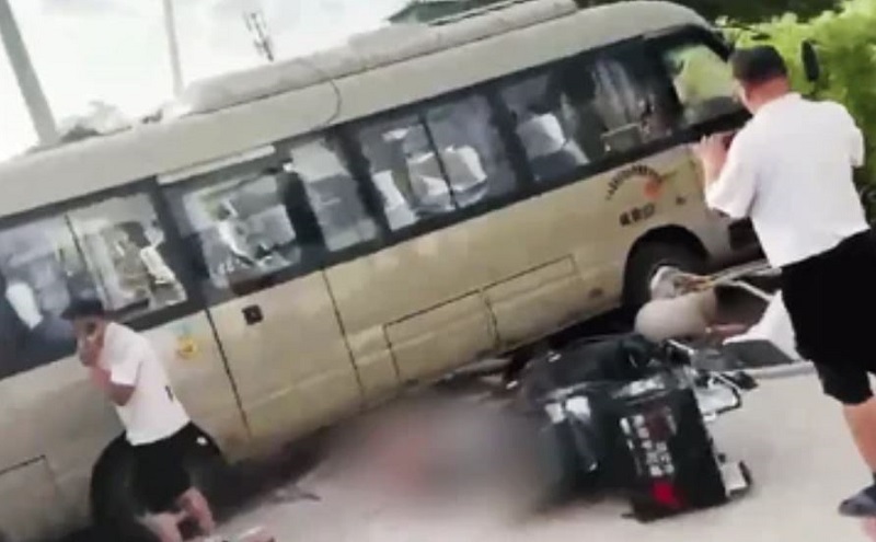 चीनमा स्कुल बस दुर्घटना, ११ जनाको मृत्यु