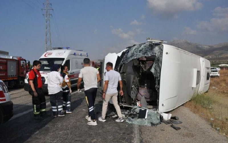 इरानमा बस र कार ठोक्किँदा १ जनाको मृत्यु, ३७ घाइते