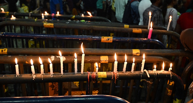 भारतमा हत्या गरिएकी चिकित्सकका लागि मैनबत्ती जुलुसद्वारा न्यायको माग