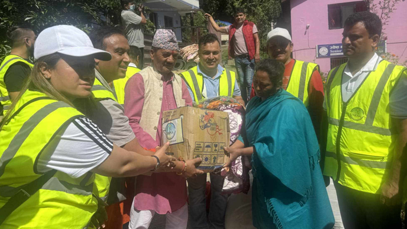 गैरआवासीय नेपाली सङ्घद्वारा बाढी पहिरो पीडितलाई राहत वितरण
