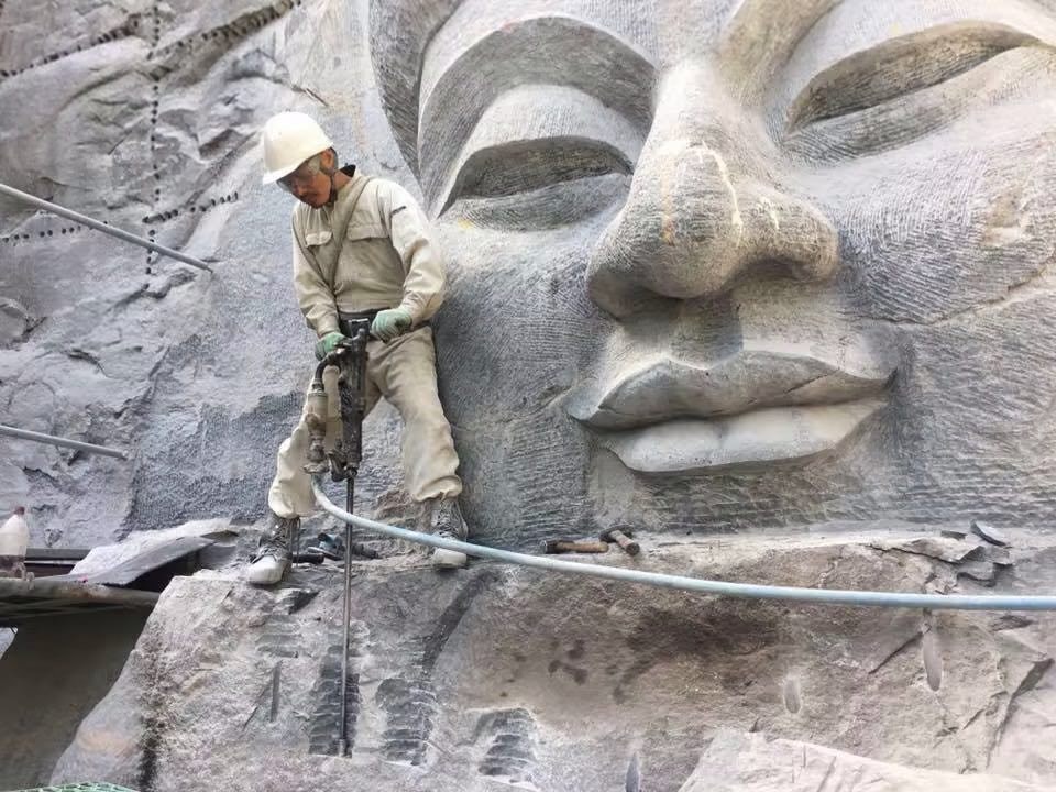 विश्वलाई नेपाली ललितकला चिनाउने हठ बोकेका मञ्जुल