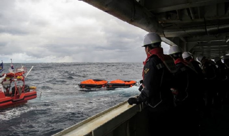 इन्डोनेसियामा माछा मार्ने डुङ्गा पल्टिँदा १५ जना बेपत्ता