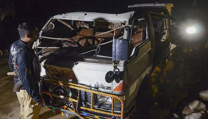 पाकिस्तान बस दुर्घटना : ११ जनाको मृत्यु, २२ घाइते