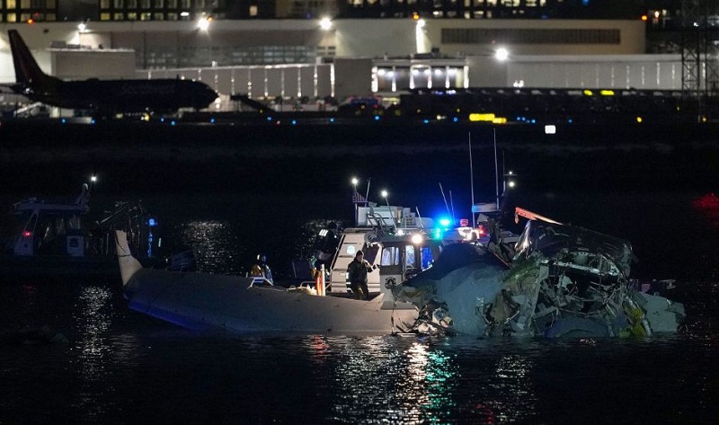 अमेरिकी सेनाको हेलिकप्टर र यात्रुवाहक विमान ठोक्किँदा १८ जनाको मृत्यु