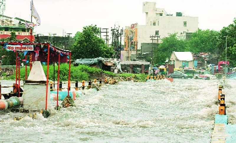 अविरल वर्षाका कारण भारतको गुजरातमा १४ जनाको मृत्यु