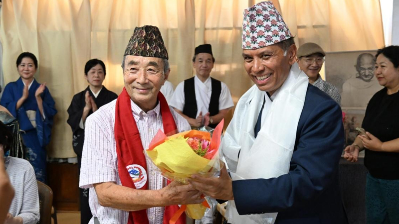 नेपाली राजदूत सुवेदीद्वारा जापानका प्रसिद्ध समाजसेवी ‘ओक्के बाजे’ सम्मानित