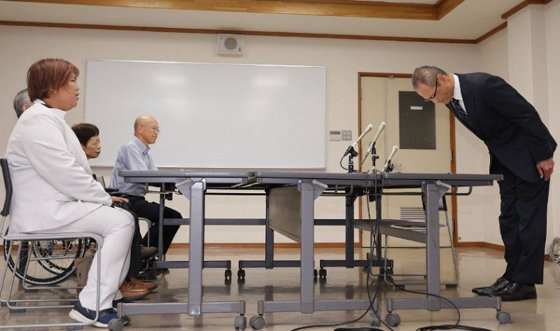 २१ वर्षको जेल सजायपछि निर्दोष ठहर, पूर्व नर्ससँग शिगा प्रहरी प्रमुखले मागे माफी