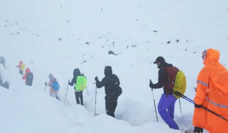 सगरमाथा नजिकै फसेका करिब हजार पर्वतारोहीको सकुशल उद्धार