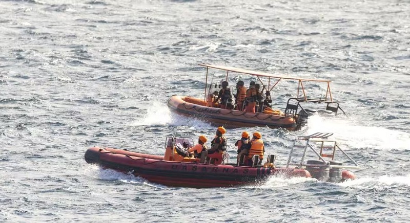 इन्डोनेसियामा डुङ्गा डुब्दा ६ जना बेपत्ता