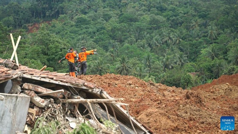 इन्डोनेसियामा पहिरो जाँदा २ जनाको मृत्यु, २१ जना बेपत्ता